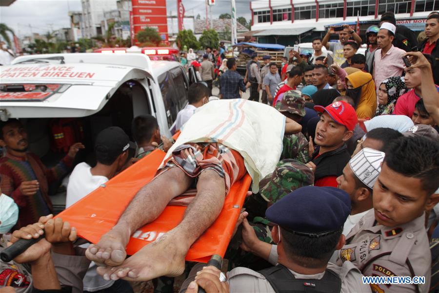 Search and Rescue (SAR) team evacuates bodies of victims in quake-hit Pidie Jaya district, Aceh, Indonesia, Dec. 7, 2016. At least 97 people have been killed and over 600 others suffered from wounds after a powerful and shallow underland quake hit western Indonesia