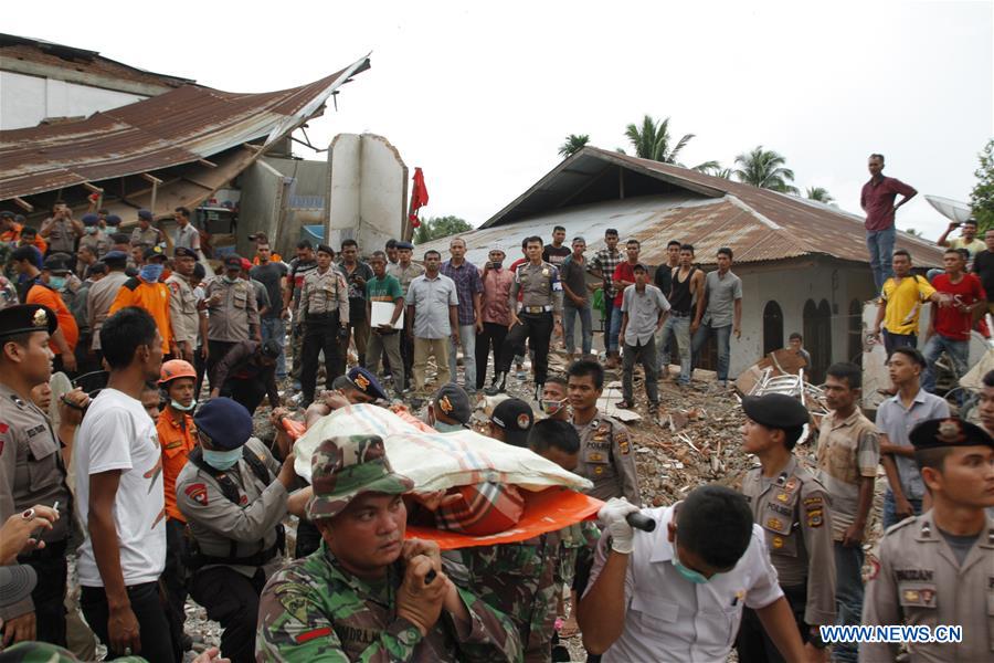 Search and Rescue (SAR) team evacuates bodies of victims in quake-hit Pidie Jaya district, Aceh, Indonesia, Dec. 7, 2016. At least 97 people have been killed and over 600 others suffered from wounds after a powerful and shallow underland quake hit western Indonesia
