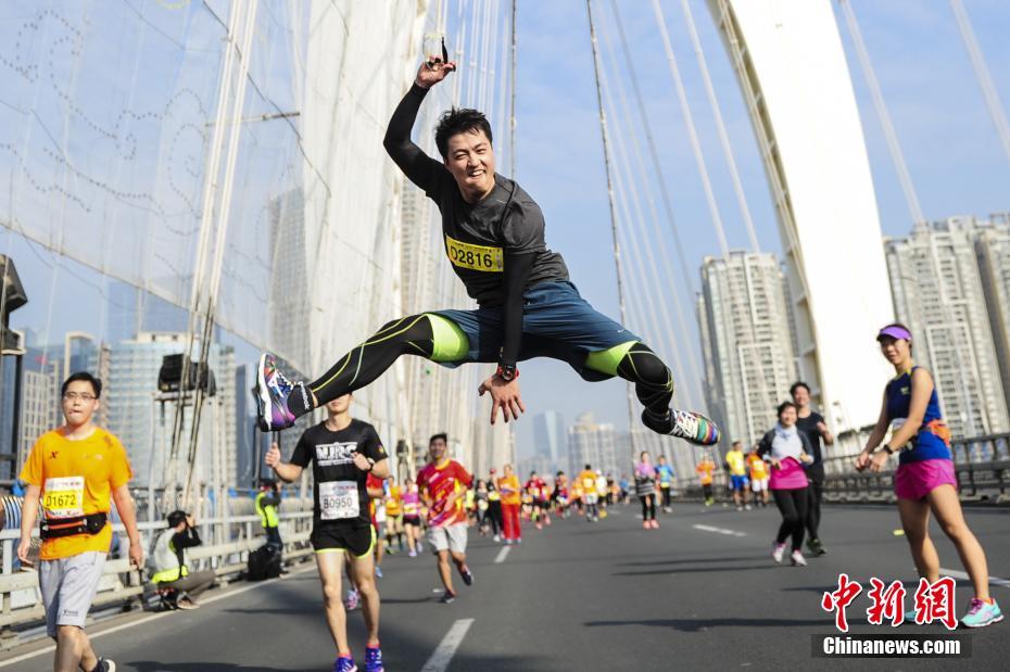 More than 30,000 runners from 47 countries and regions participate in an international marathon in Guangzhou, the capital of Guangdong province.