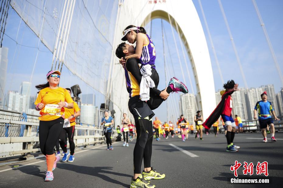 More than 30,000 runners from 47 countries and regions participate in an international marathon in Guangzhou, the capital of Guangdong province.