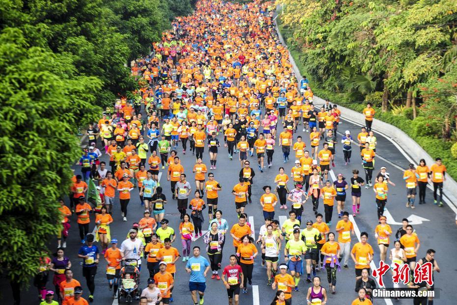 More than 30,000 runners from 47 countries and regions participate in an international marathon in Guangzhou, the capital of Guangdong province.
