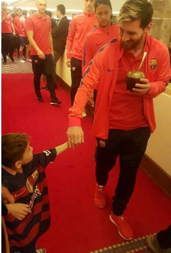 Afghan boy meets his hero, Lionel Messi
