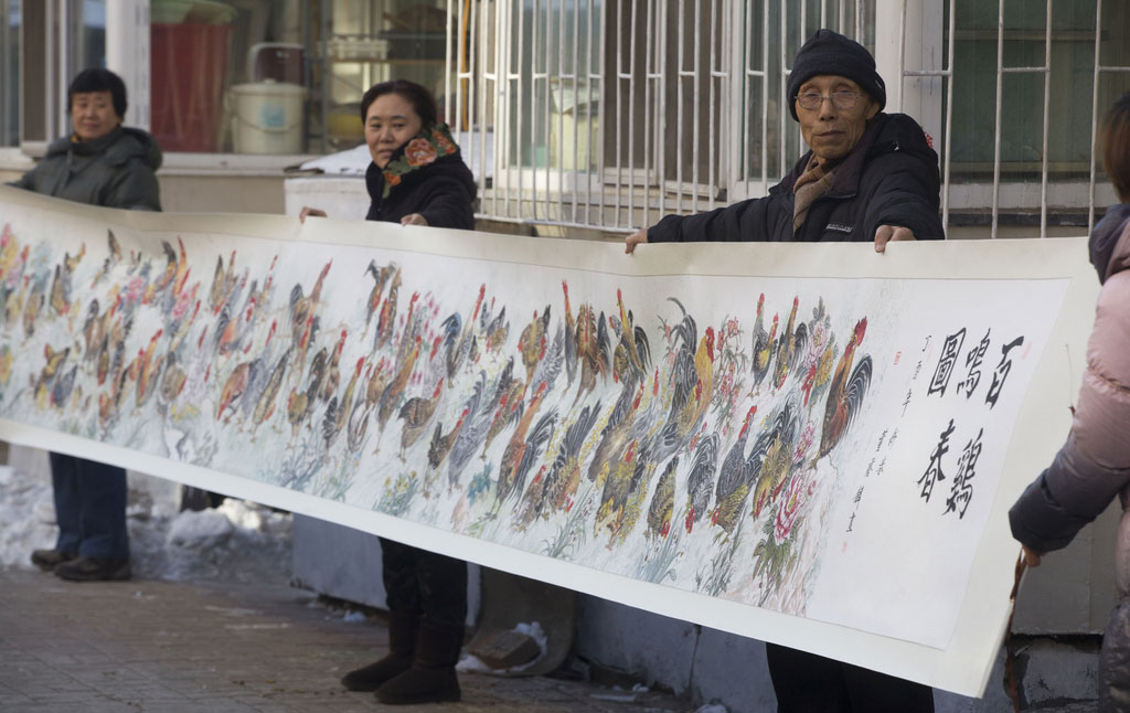 Dong Yinlin showcases “A Hundred Roosters Crow for Spring” in his neighborhood.