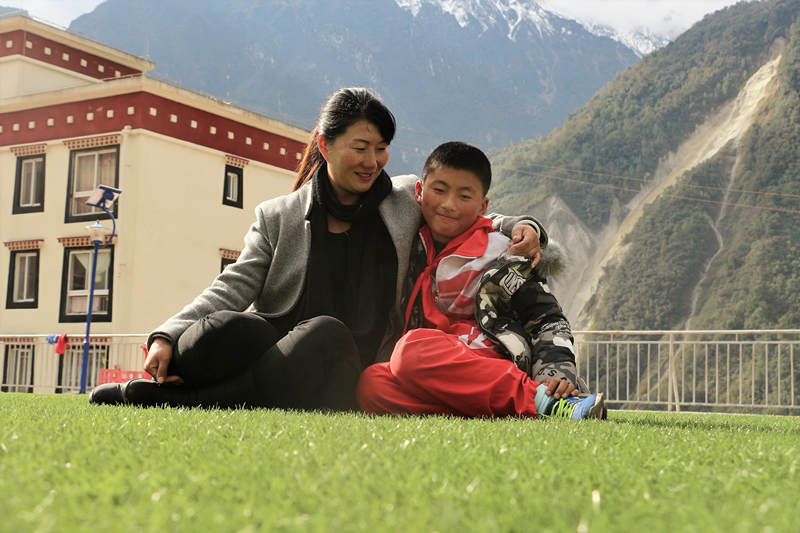 格桑德吉和儿子在一起。