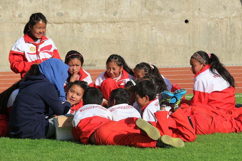 老师在操场给学生讲故事