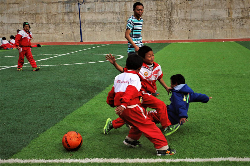 学生和老师一起踢足球