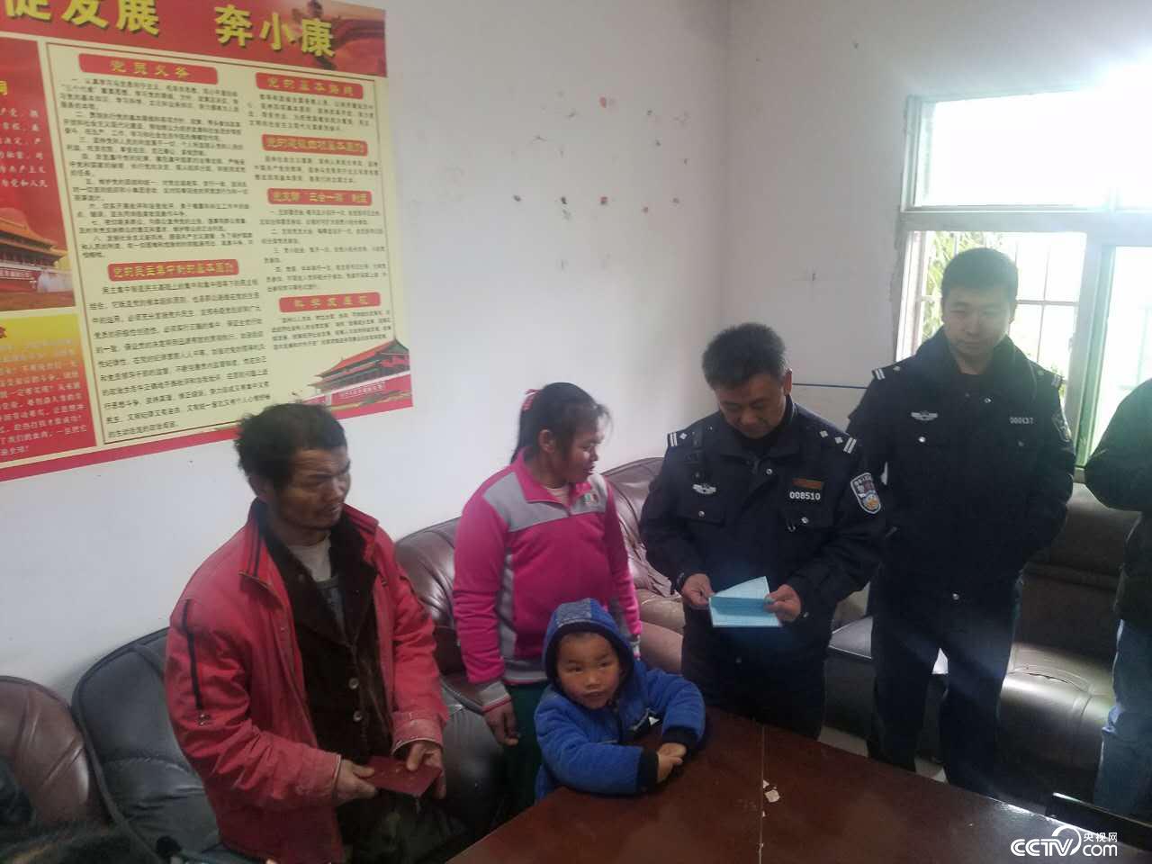 杨家发所在辖区，村民大多只会苗语，杨家发自学苗语搭起了警民“双语”的沟通桥梁