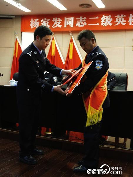 带病依然坚守岗位、28年如一日杨家发，荣获国家二级英模称号