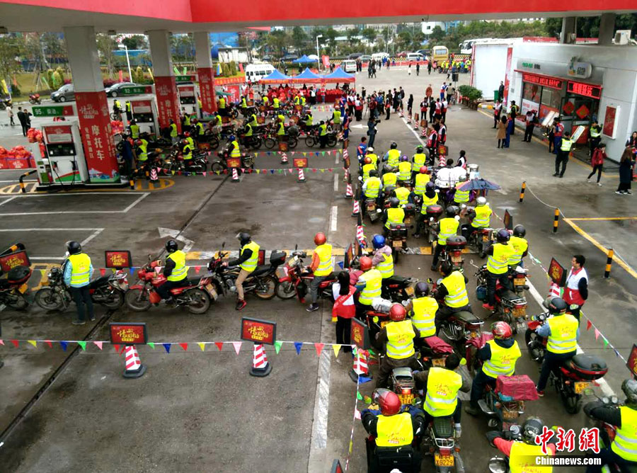 Thousands of migrant workers queue at Longshan gasoline station in Foshan city, Guangdong province to get their vehicle fueled for free. [Photo: Chinanews.com]