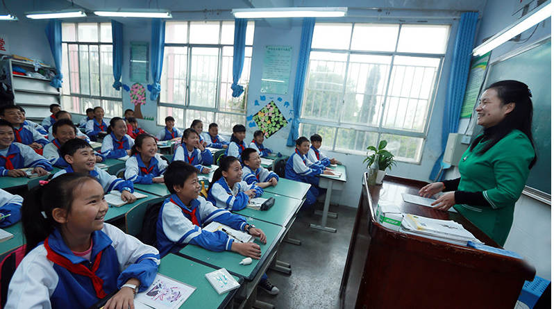 刘芳在教学中与学生互动