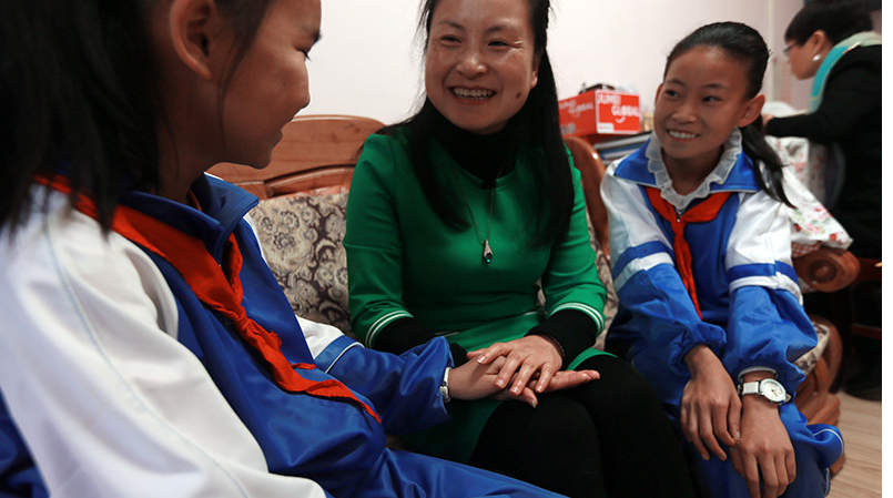 刘芳用自己的人生经历和细心的心里疏导，让很多有心理郁结的孩子走出阴影