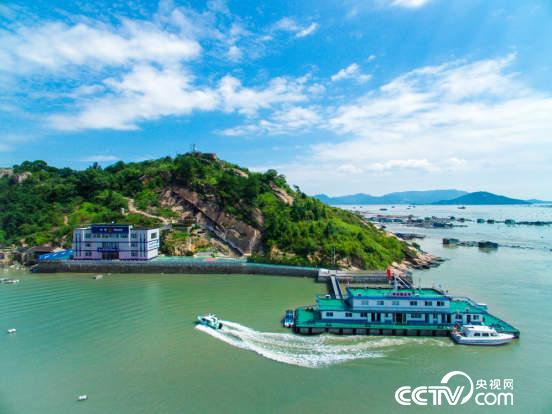“军民融合号”停在美丽的三都海域。