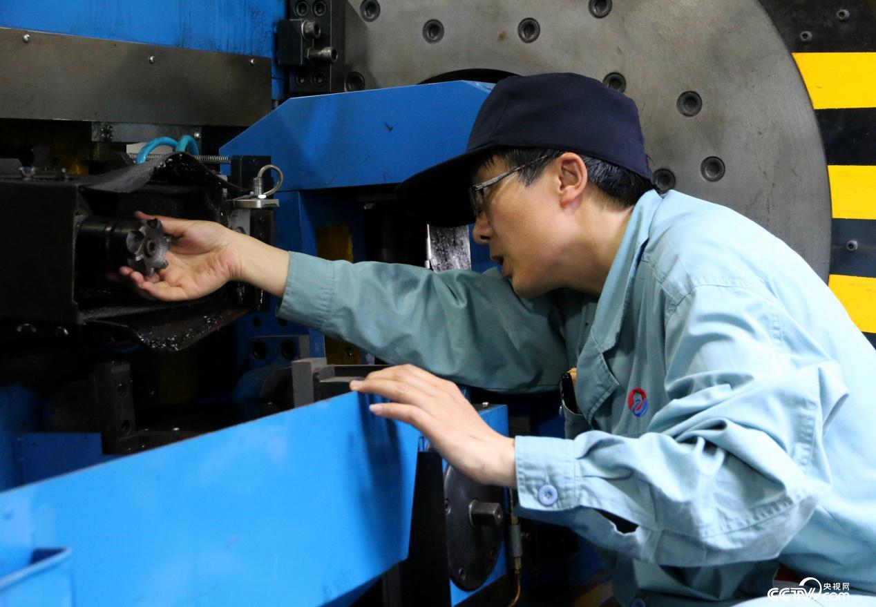 周华查看粗铣刀片状态