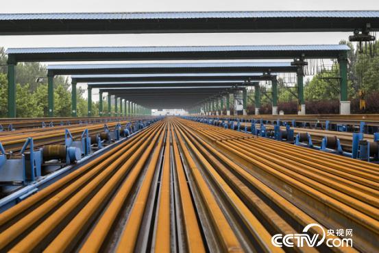 焊轨基地里的时效台（焊好的钢轨要在这里放置24小时）