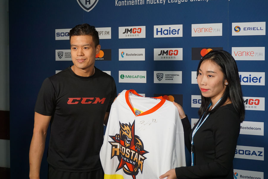 Chinese-Canadian ice hockey player Zach Yuen (left) is being interviewed. The Chinese team was set up in Beijing in 2016. It is China