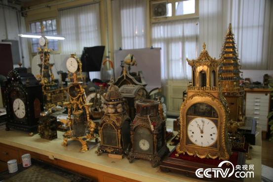 等待被修复的宫廷钟表