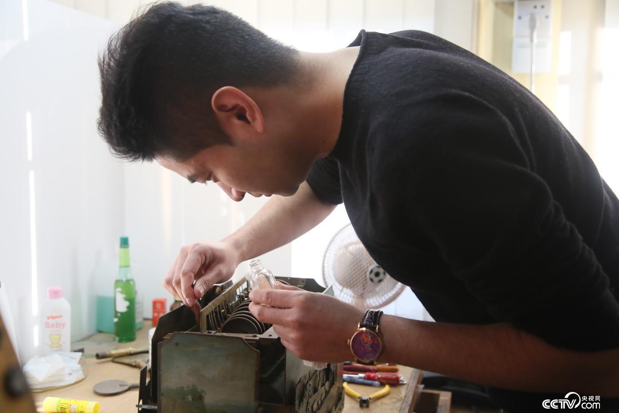 亓昊楠正在维修宫廷钟表
