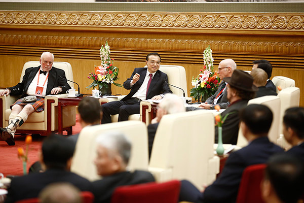 With the Chinese Spring Festival just around the corner, Premier Li Keqiang holds a symposium with foreign experts who are working in China on Jan 20. [Photo/China News Service]