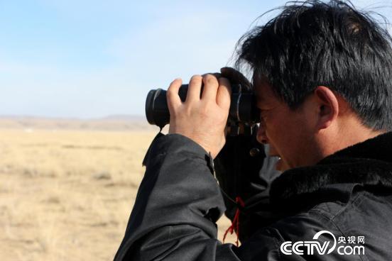 尖木措拿着望远镜，观察远处的情况。