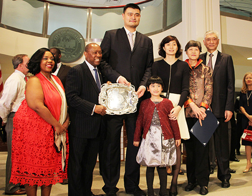 Yao Ming poses with his family and Houston Mayor Sylvester Turner and his daughter Ashley in Houston on Thursday. [Photo by May Zhou/China Daily]