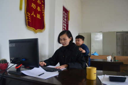 “母子齐上阵”黎小燕的儿子正在为妈妈捶捶背、揉揉肩。