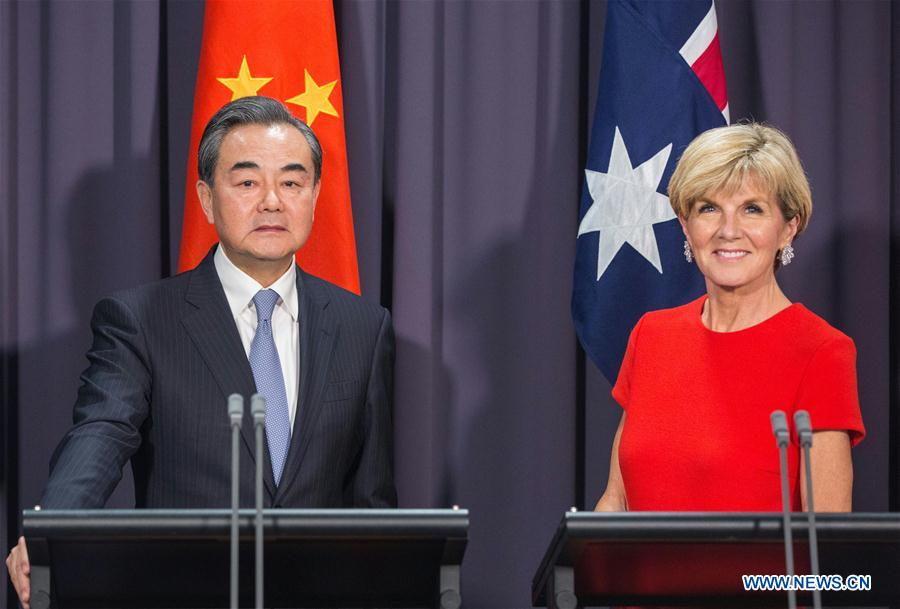 Chinese Foreign Minister Wang Yi (L) and his Australian counterpart Julie Bishop meet the press after the two countries