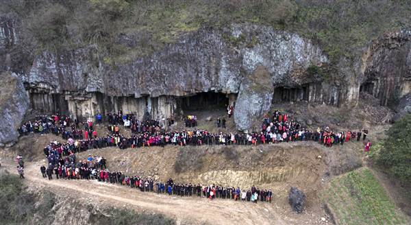 More than 500 members of the Ren family posed for a photo at Shishe village in China