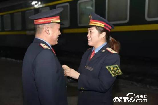 　　曹文辉在帮助丈夫周雷整理服装