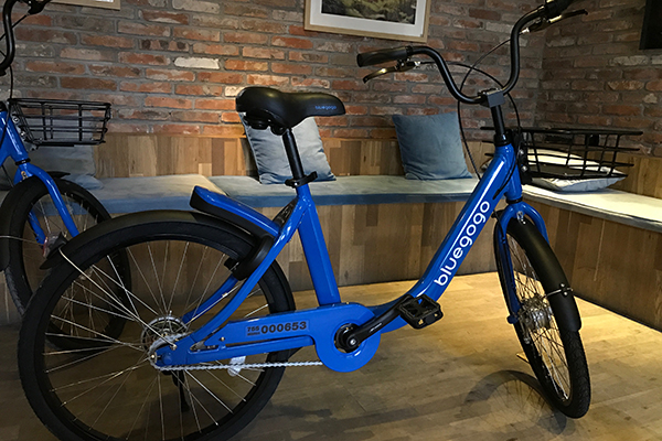 Bike-sharing startup bluegogo displayed the sample bike in Beijing on Nov 23, 2016. [Photo by Ouyang Shijia/China Daily]