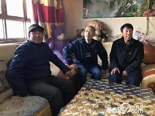 姬永明（右一）在村民家询问种植马铃薯的相关情况。