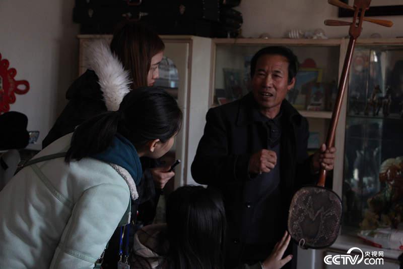 梁云向记者们介绍，如何制作乐器。