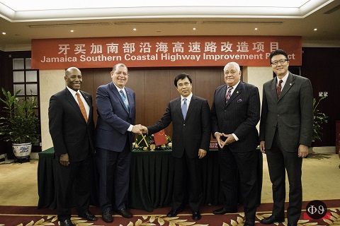Jamaica&rsquo;s Minister of Finance and the Public Service, the Hon. Audley Shaw (2nd left) thanks 