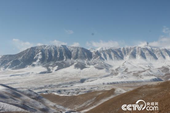 冰雪覆盖的祁连山草场。