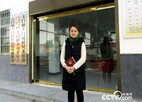 人大代表叶瑜在土门村村委会办公室门前