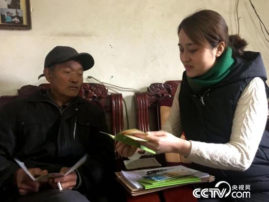 人大代表叶瑜走访自己帮扶的困难群众