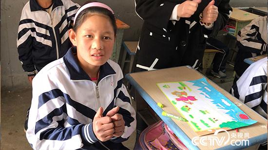 朱荣用手语告诉记者：“我画的是猴子和猫咪，他们俩是好朋友。”