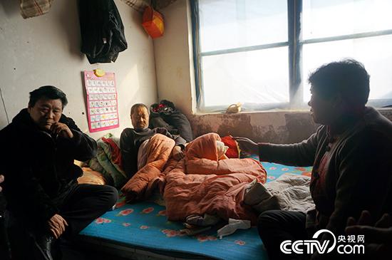 全国两会前夕，高淑珍到贫困户家走访。