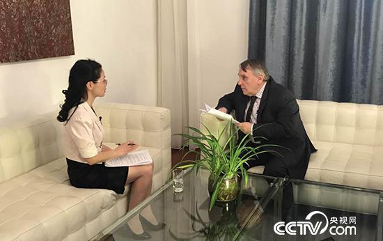 捷克共和国驻华大使（右）接受央视网专访