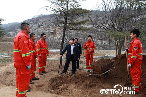 孙建博检查护林防火。