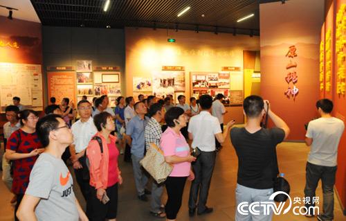 游客在原山艰苦奋斗纪念馆参观。