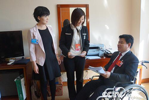 孙建博参加两会时提交建议。