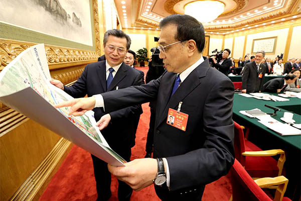 Premier Li Keqiang visits lawmakers from Northwest China&rsquo;s Shaanxi province and discusses with them the government work report on March 9, 2017, Beijing.