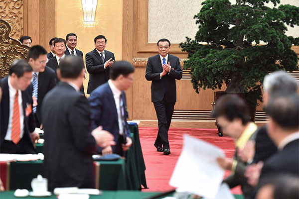Premier Li Keqiang visits lawmakers from Northwest China&rsquo;s Shaanxi province and discusses with them the government work report on March 9, 2017, Beijing.