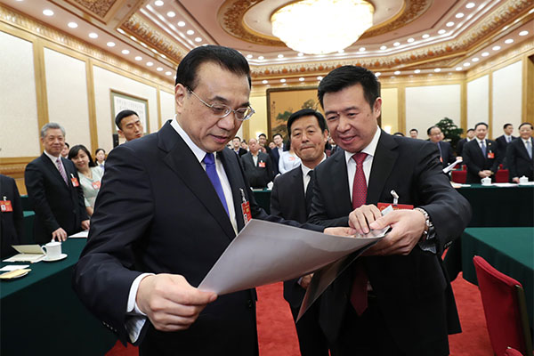 Premier Li Keqiang visits lawmakers from Northwest China&rsquo;s Shaanxi province and discusses with them the government work report on March 9, 2017, Beijing.