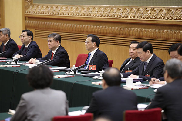 Premier Li Keqiang visits lawmakers from Northwest China&rsquo;s Shaanxi province and discusses with them the government work report on March 9, 2017, Beijing.
