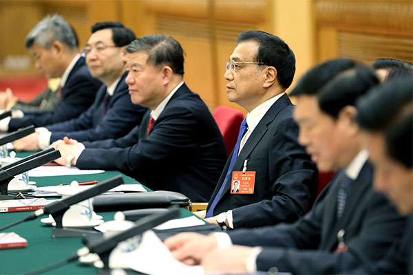 Premier Li Keqiang visits lawmakers from Northwest China&rsquo;s Shaanxi province and discusses with them the government work report on March 9, 2017, Beijing.
