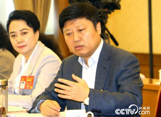 　　全国人大代表富璞岩