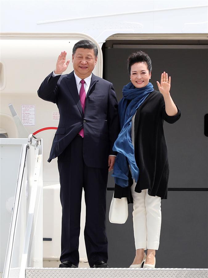 Chinese President Xi Jinping and his wife Peng Liyuan arrive at Palm Beach International Airport in Florida, the United States, April 6, 2017. Xi arrived here for the first meeting with U.S. President Donald Trump. (Xinhua/Liu Weibing)