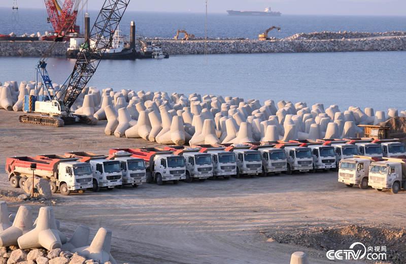 中国重汽工程车在北非国家工作现场