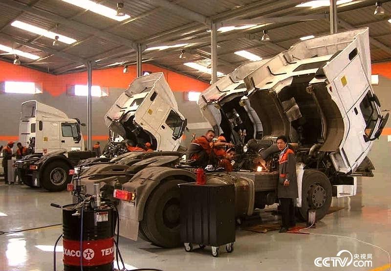 中国重汽技术人员在摩洛哥KD工厂培训车辆生产。（资料图）
